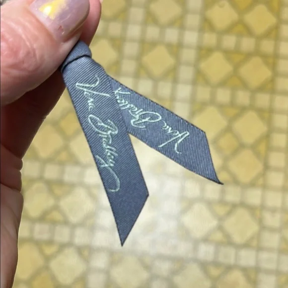 Like new Vera Bradley Gray Ribbon coin/card holder - Picture 2 of 15